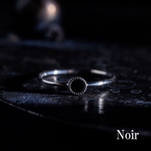 Noir onyx round silver ring
