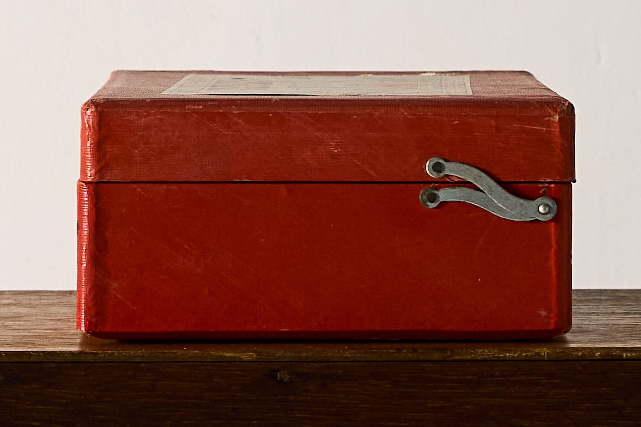 赤いクロス紙の折り蓋ケース（中山式快癒器の箱）