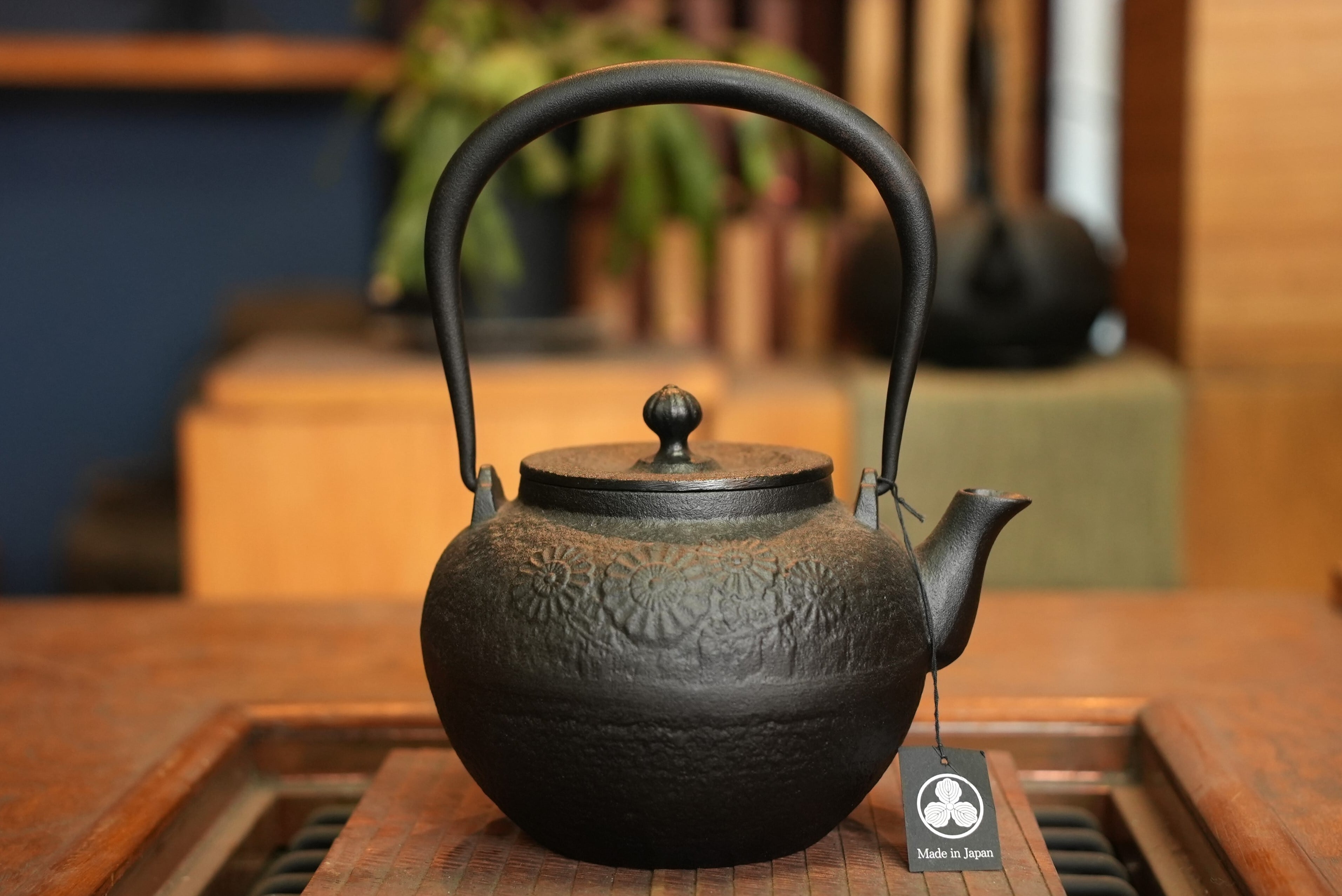 受注生産品)南部鉄器 鉄瓶 宝徳菊 黒 0.8L | 1848年創業 南部鉄器工房