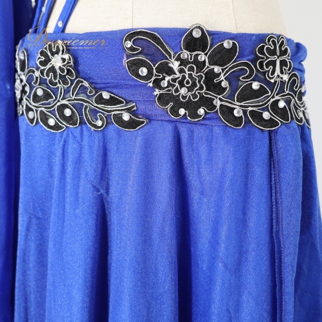 ベリーダンス オリエンタル 衣装 上下セット ブルー系 トップス スカート ラインストーン スパンコール 花 青 黒 スリット かわいい 鮮やか 華やか ダンス衣装 イベント ステージ ブラック系