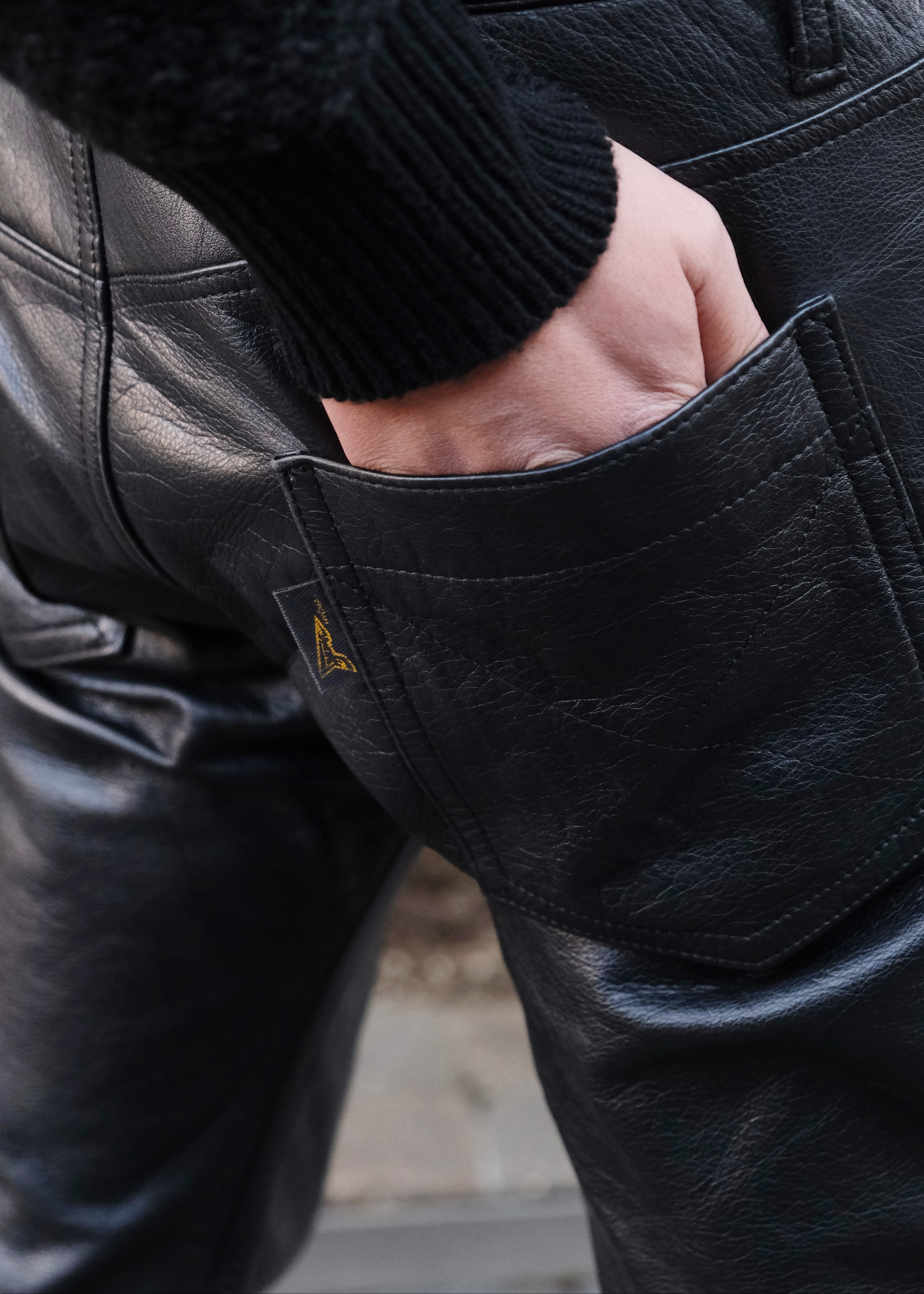 20471120 straight heavy cow leather trousers | CETTEN