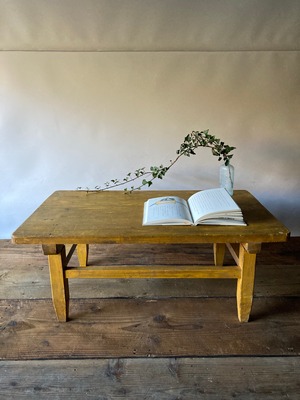 古い幼稚園の机