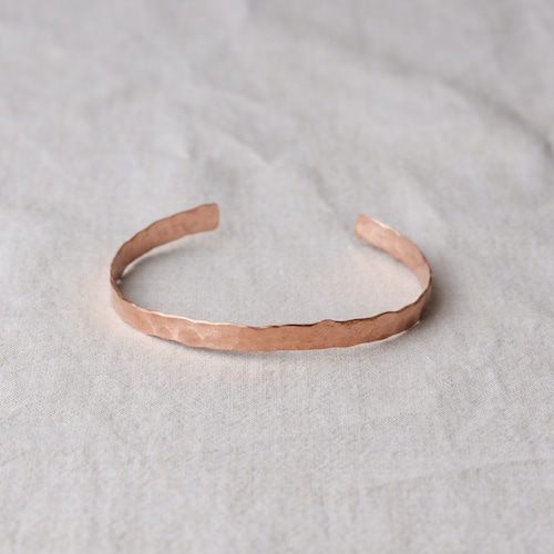 純銅のバングル｜W5mm　槌目仕上げ