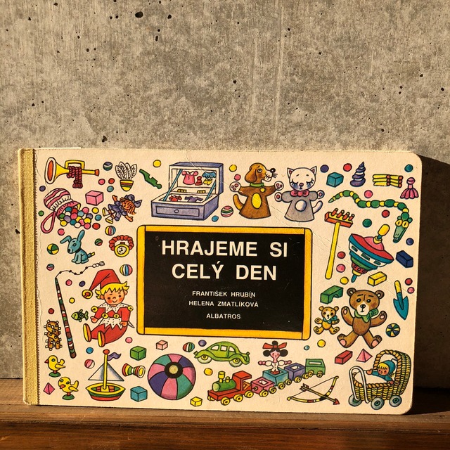 HRAJEME SI CELY DEN