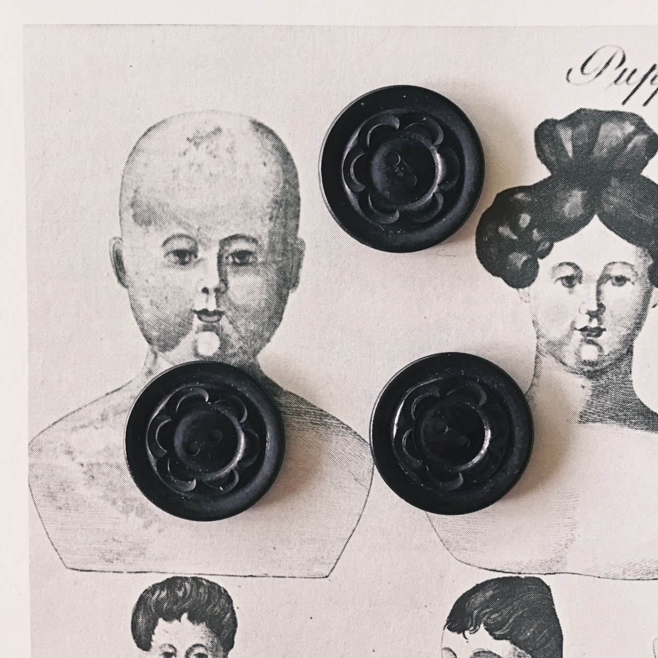 フランス 1900s 幾何学の黒花とgalalithe製ボタンセットe アンティーク