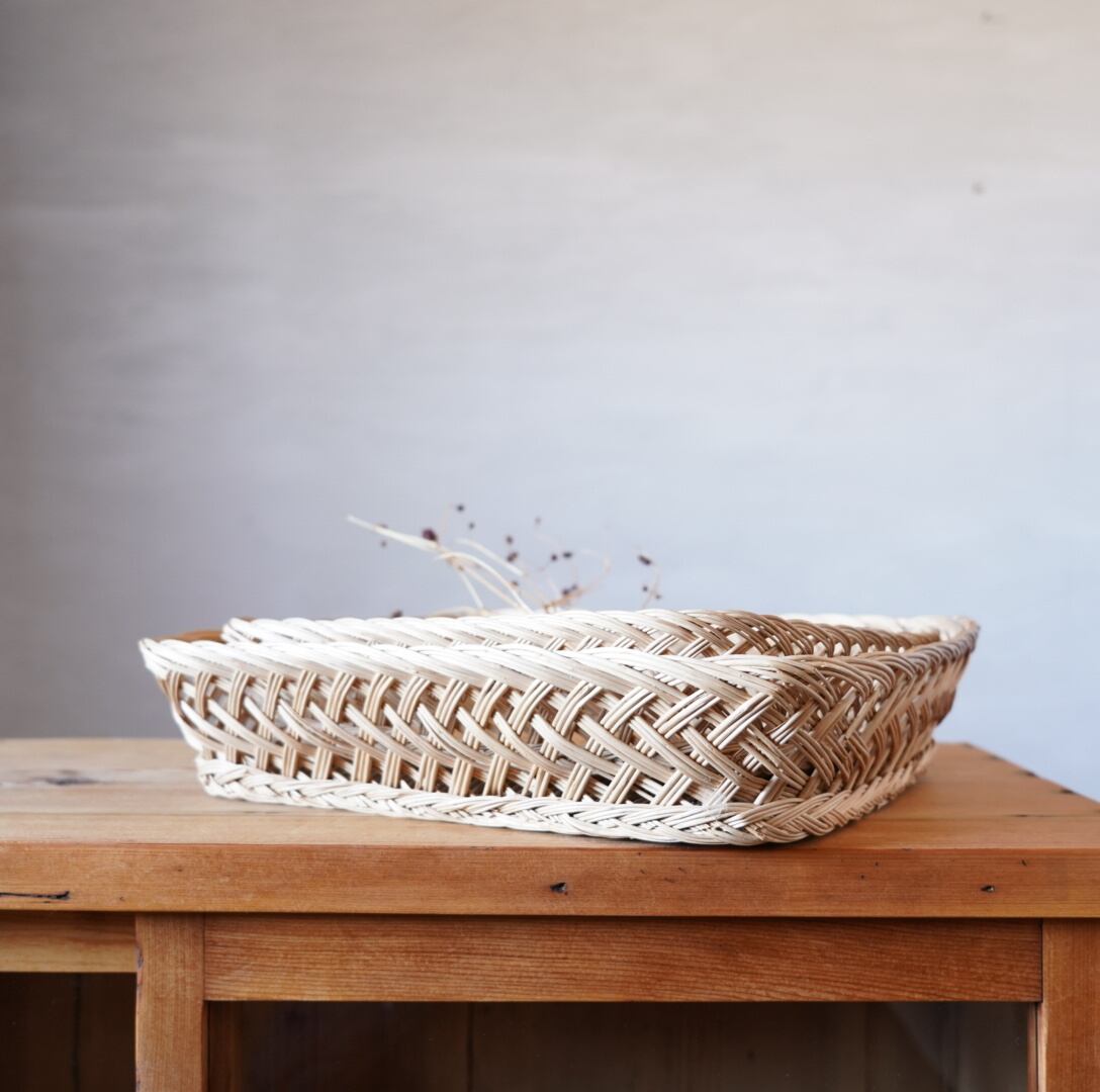 古い籐あみのかご