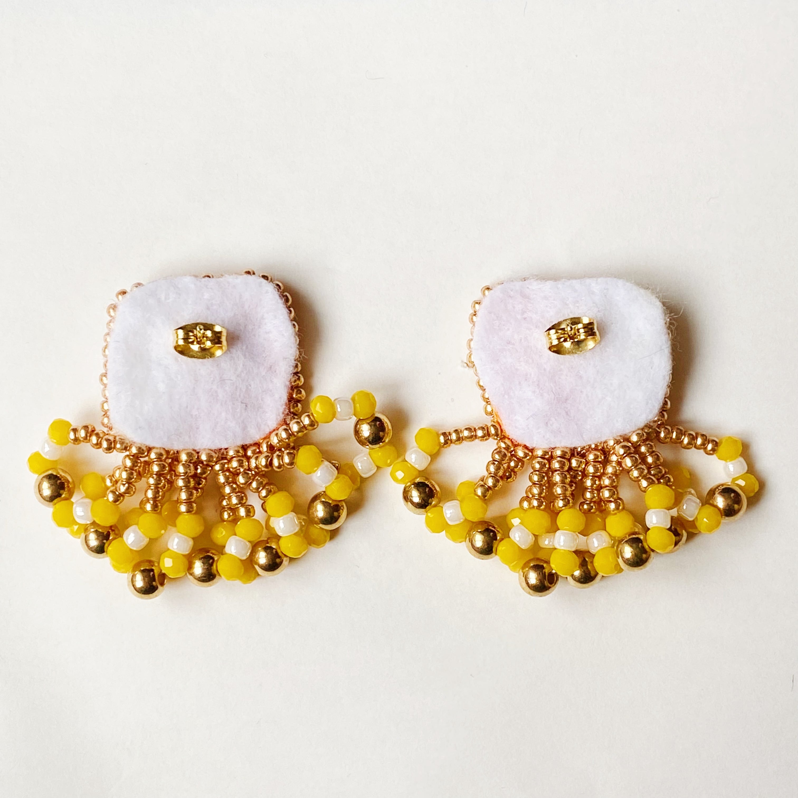 【りん】ビーズ刺繍ピアス*  まぁるいピアス　黄色にオレンジゴールドビーズ 編み×ビーズピアス オレンジポップカラー サージカルステンレス | Kycha