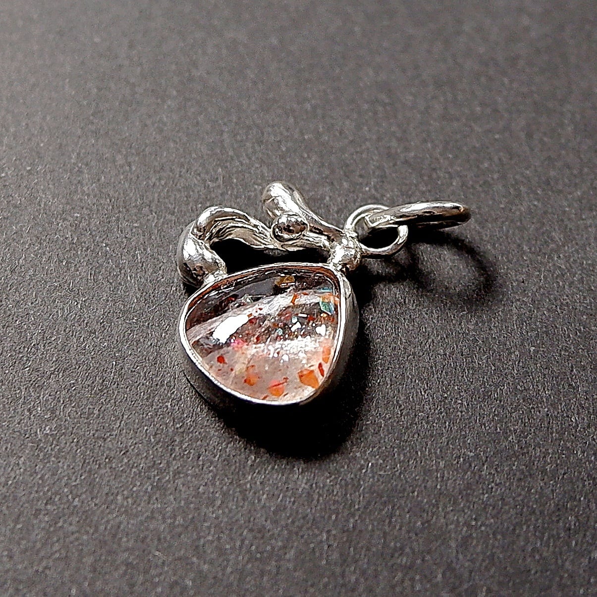 舞い踊る七色紙吹雪～ レインボーコンフェッティサンストーンの