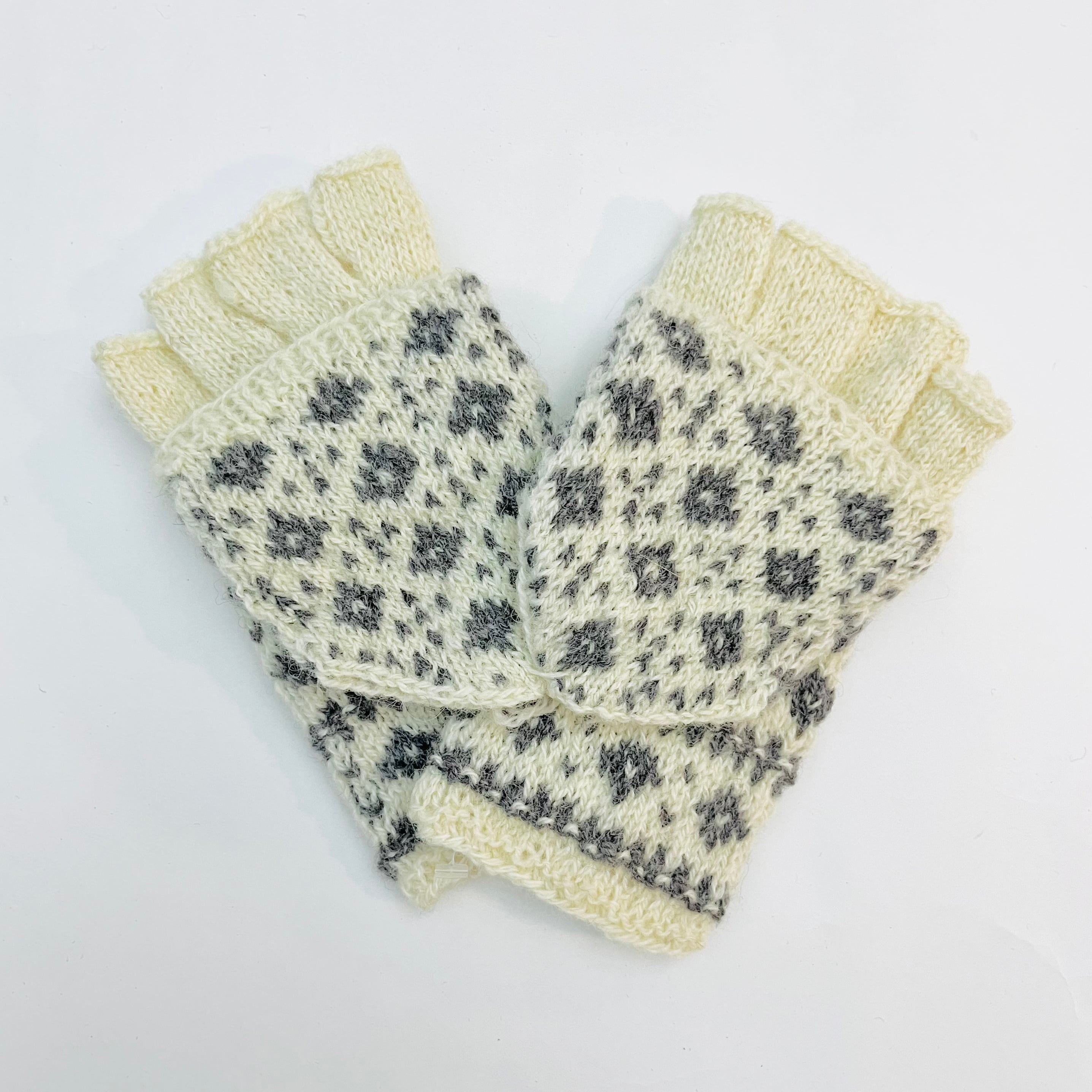 伝統的バルトの手編みミトン（オフホワイト）