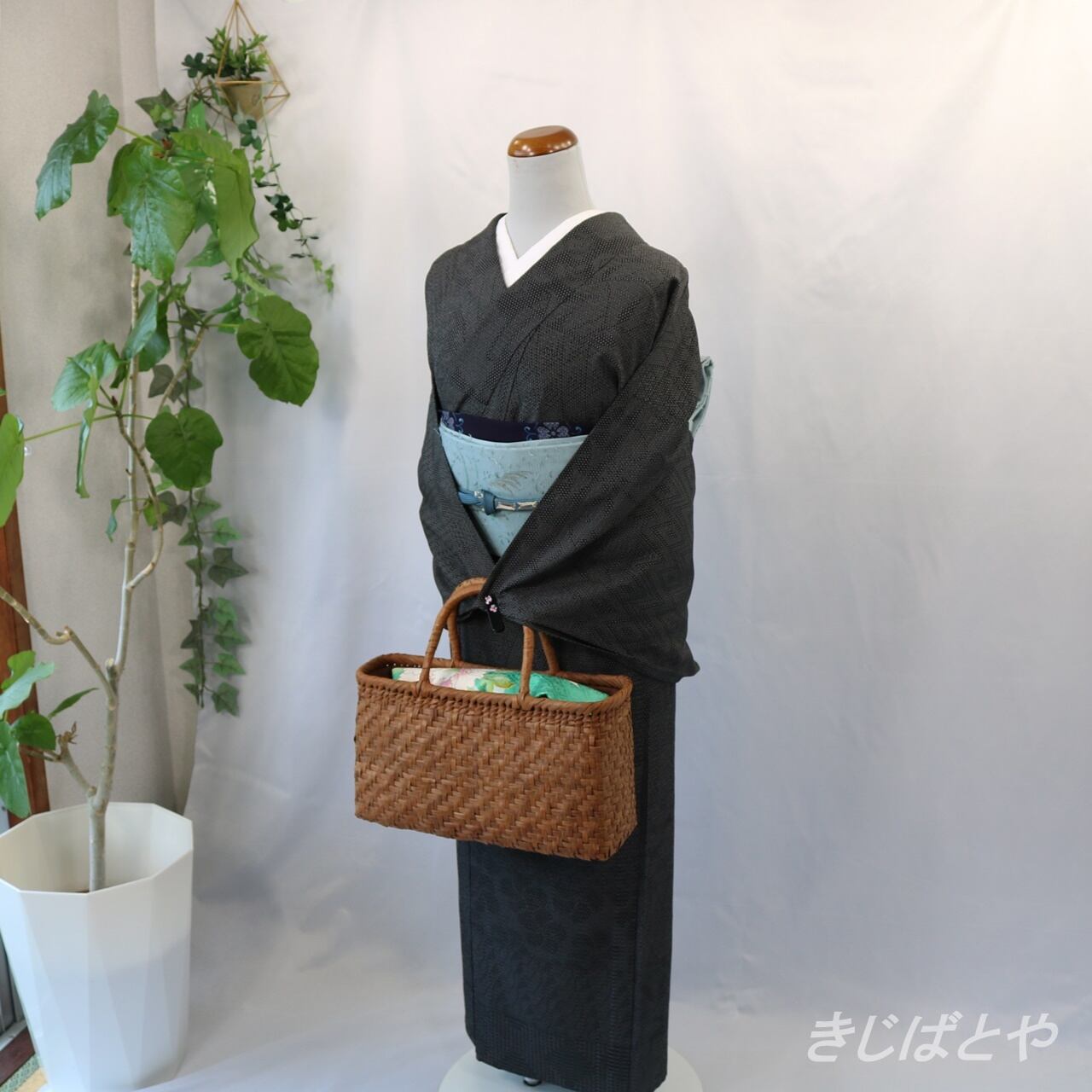 正絹ひげ紬 浅葱鼠に兎のなごや | きじばとや