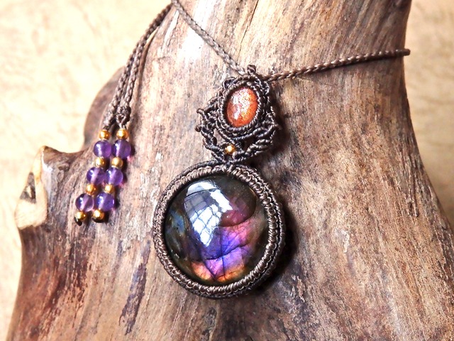 【ご予約済み】マルチカラーラブラドライト & サンストーン マクラメペンダント