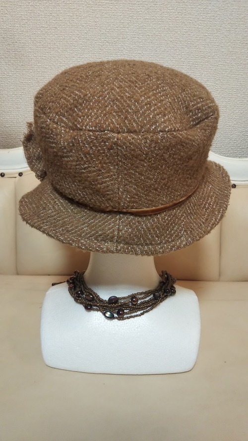 ベージュのヘリンボーンツイードのエレガントなクイーンハット ハンドメイド