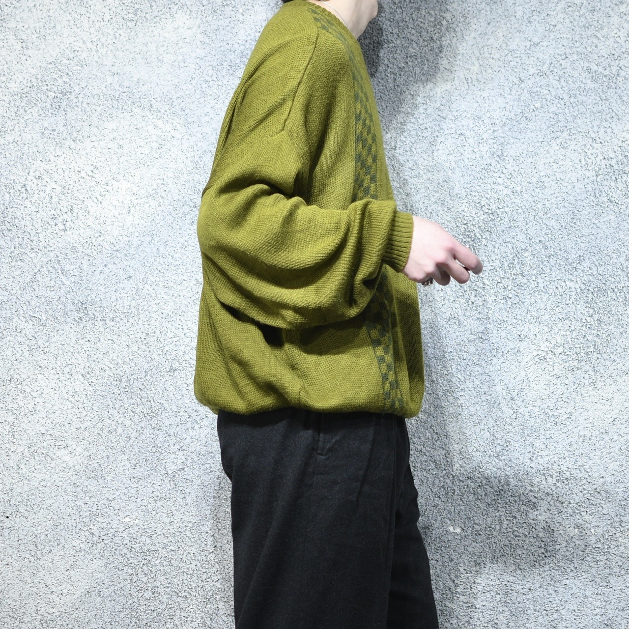 "R" embroidery design knit