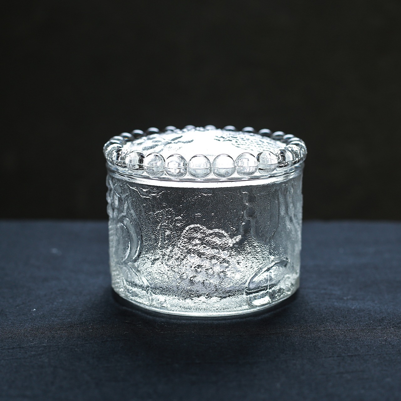 雫の冠が美しい、ガラスの小物入れ 2