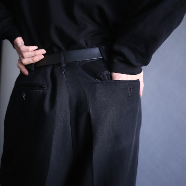 2-tuck tapered silhouette black wide slacks