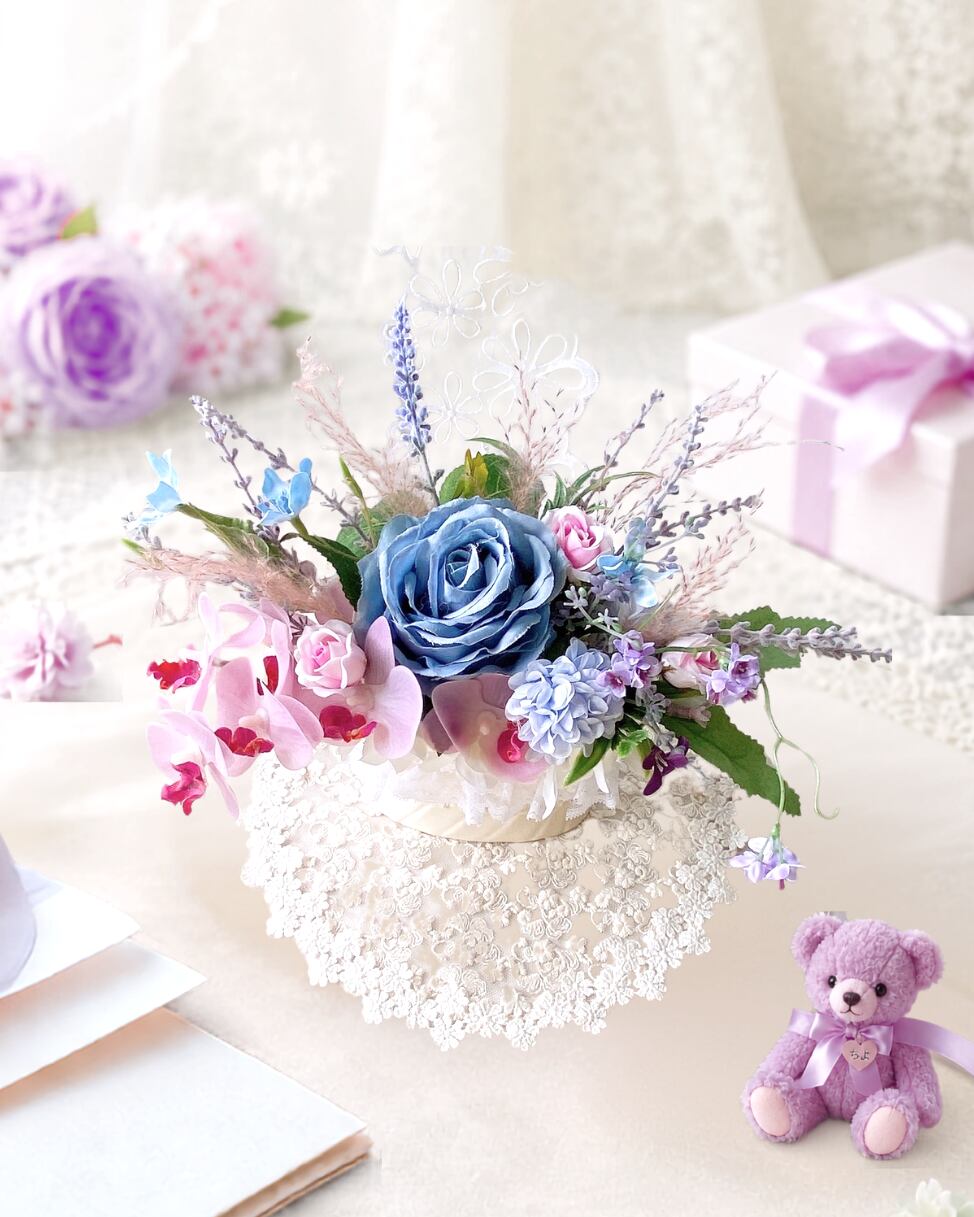 フラワーアレンジ【AR-001】ニュアンスブルーの薔薇アレンジ｜白い陶器｜ピンクのミニ胡蝶蘭｜アーティフィシャルフラワー｜ラベンダー｜プレゼントギフト｜卓上アレンジ｜約：ｗ15㎝、Ｈ10㎝