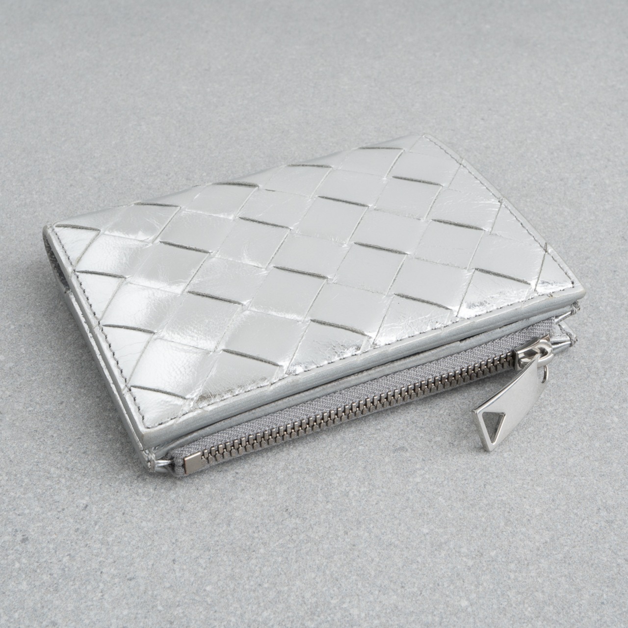 ボッテガヴェネタ 二つ折り財布 シルバー レザー AW24