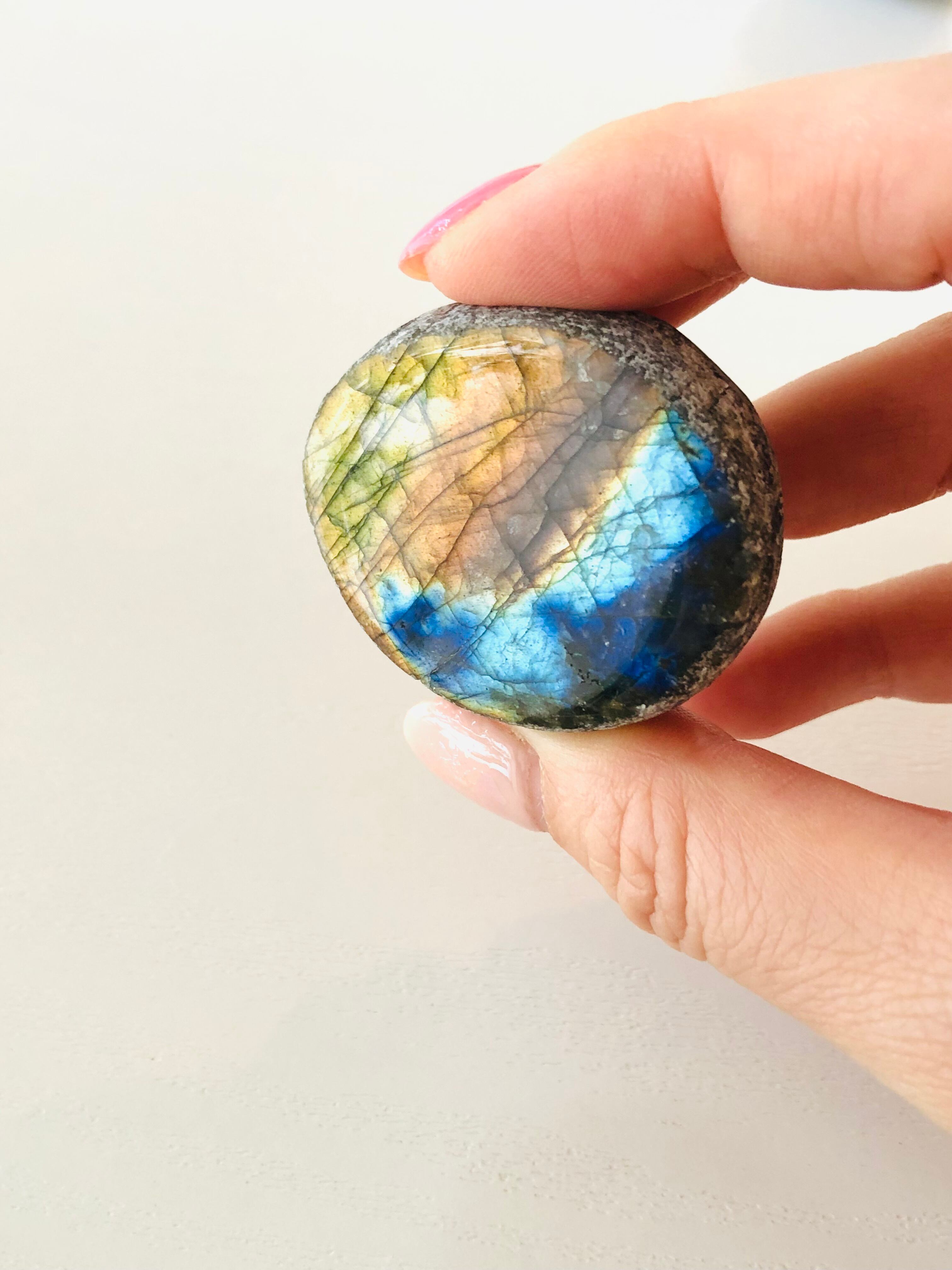 繁栄と成功の象徴！ゴールデンカルサイトの丸玉（83mm） 繁栄と成功の象徴！ゴールデンカルサイトの丸玉（83mm） | 虹色の星