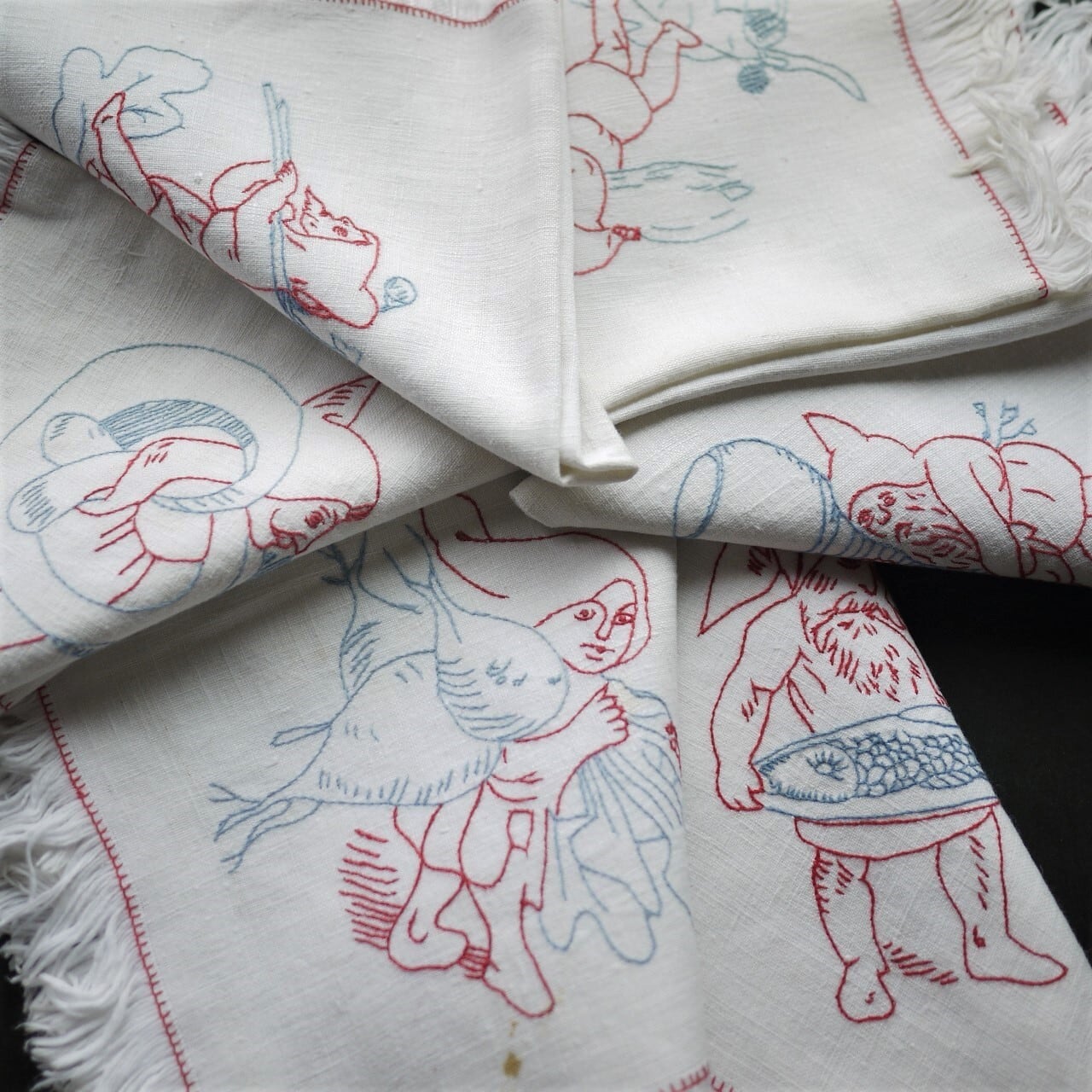 ドワーフ刺繍のクロス ドイツヴィンテージ