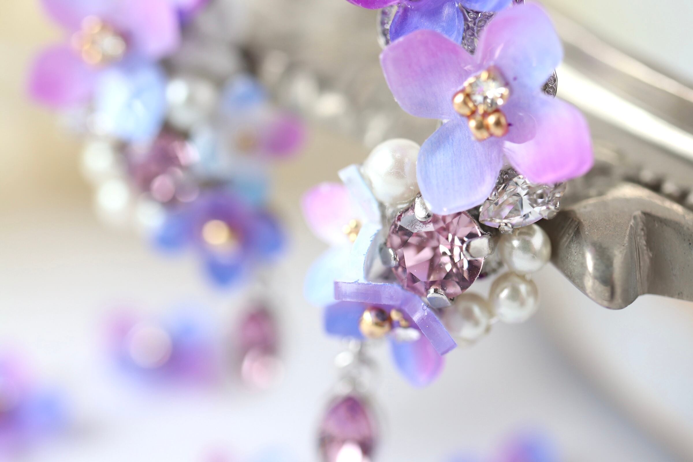 紫陽花とスワロフスキーbijouのピアス／イヤリング(右耳)＋イヤーカフ 