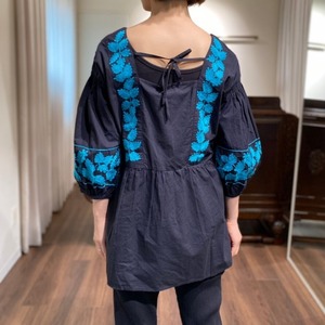 embroidery square/neck  blouse black
