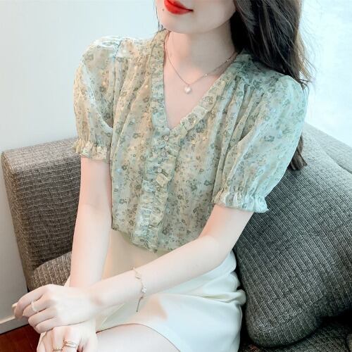 トップス レディース シャツ ブラウス 半袖 Vネック シフォン フリル ボタン かわいい 大人可愛い きれいめ 上品 エレガント 清楚 フェミニン おしゃれ お洒落 綺麗 お嬢様 こなれ感 ラブリー キュート ガーリー ロマンチック 抜け感 華やか 主役級 存在感 花柄 フラワー OL 通勤 デート お出かけ 女子会 S M L XL 2XL 緑 グリーン 夏 20代 30代 40代 韓国 韓国系 着回し 普段使い ファッション コーデ モテ トレンド 流行 インスタ 送料無料