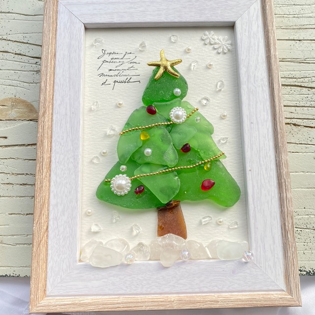 "雪の中のクリスマスツリー。"