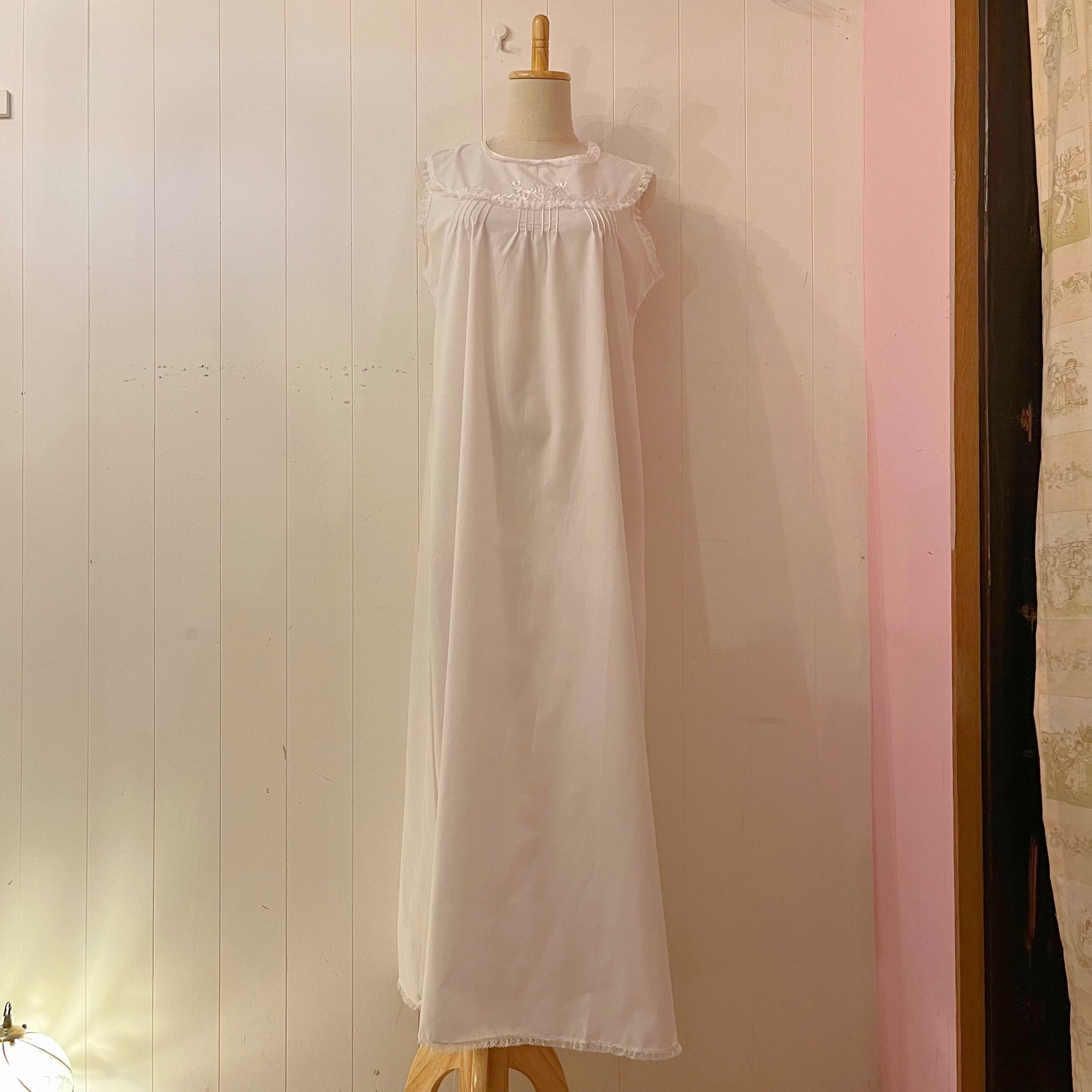 white lace embroidery sleeve less neglige