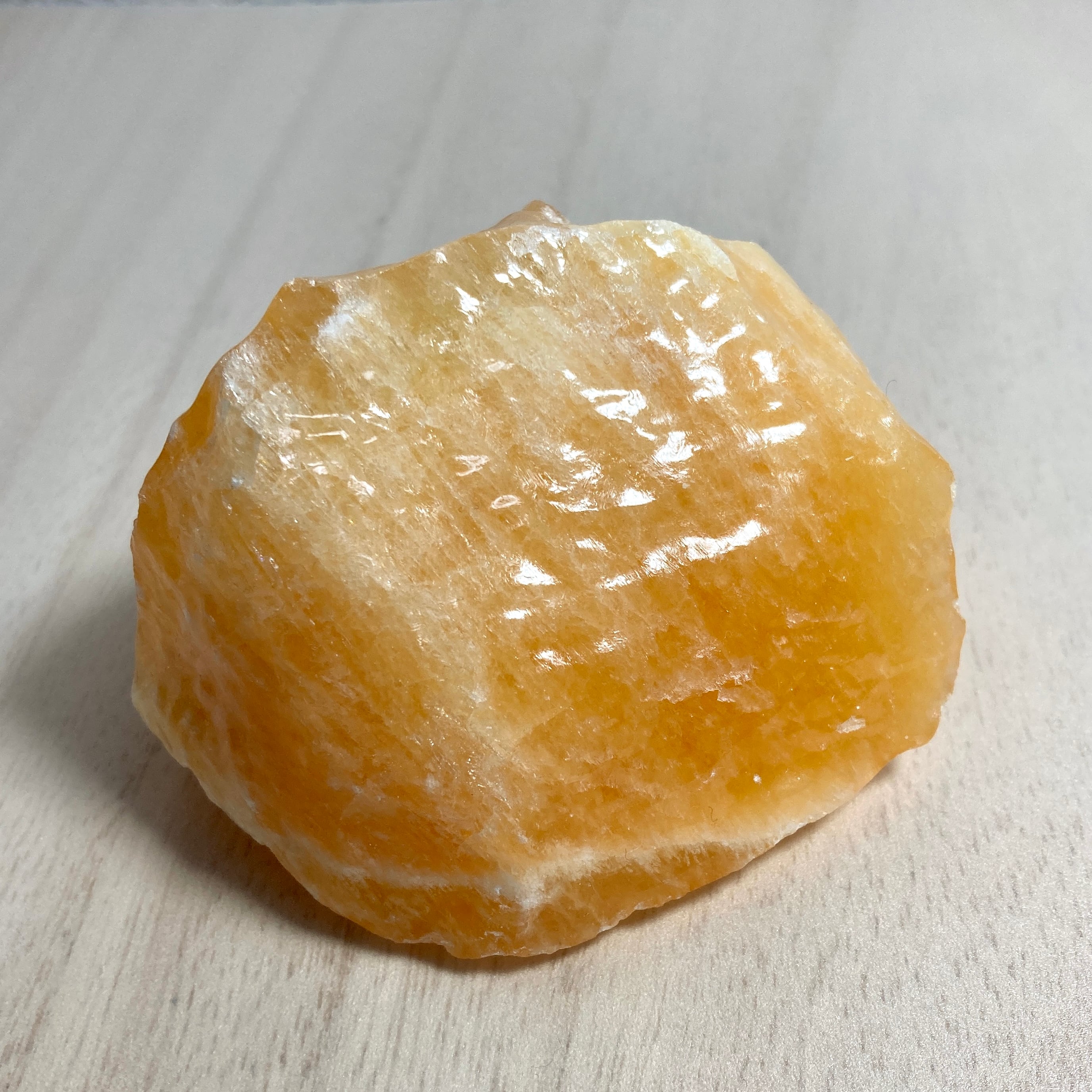 オレンジカルサイト 304g 天然石原石 ツルツル触感 | Hanamomo-stone