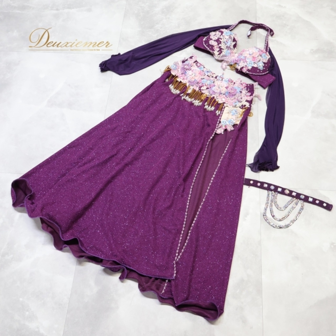 ベリーダンス オリエンタル 衣装 上下セット パープル系 トップス スカート チョーカー ラインストーン 花 紫 青 キラキラ スリット 豪華 装飾 華やか 鮮やか かわいい ステージ イベント ダンス衣装 フリンジ ピンク系 ブルー系 シルバー系