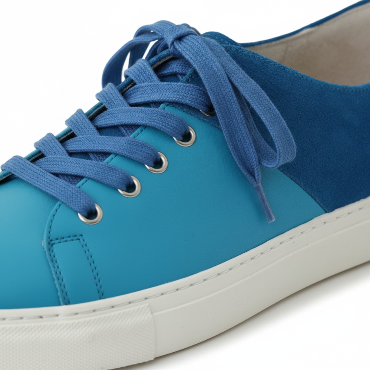 LOWCUT SNEAKERS