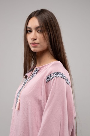 ウクライナ刺繍ヴィシヴァンカ クロスステッチ　手刺繍　ブラウス　麻　レディース・フリーサイズ