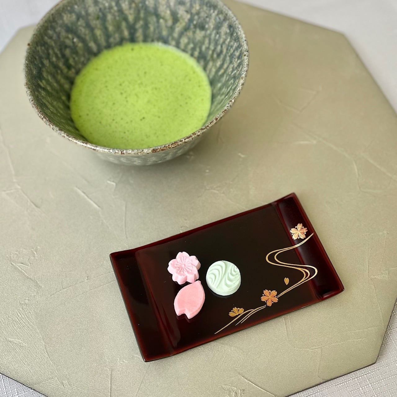 輪島塗】銘々皿「桜に流水」蒔絵（溜塗） | FEEL J Style