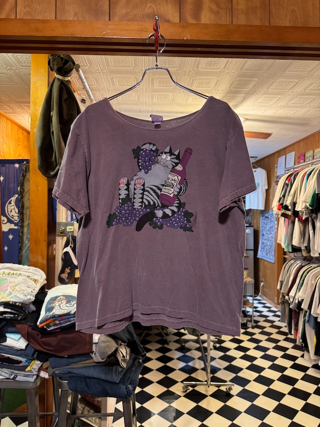 Crazy Shirts ハワイの両面プリント キャットTシャツ（パープル）