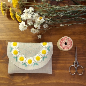 刺繍のキット　マーガレットのミニポーチ