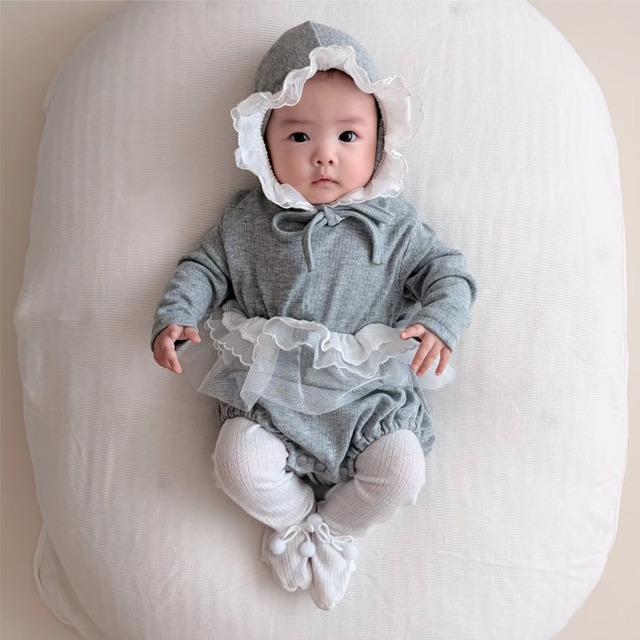【BABY】韓国風　フリルグレーロンパース