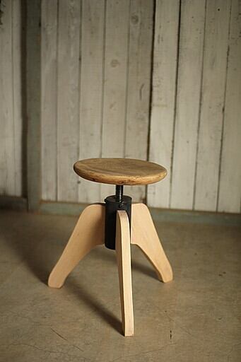 古い木製の回転丸椅子 古い木製の回転丸椅子 古い木製の回転丸椅子 古い木製の回転丸椅子