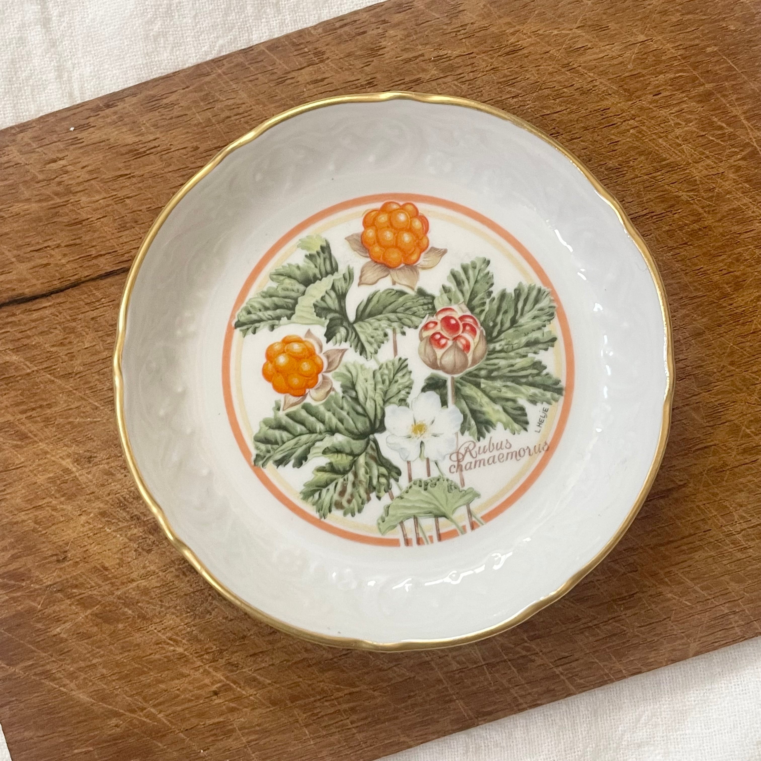 ベリー模様の飾り皿