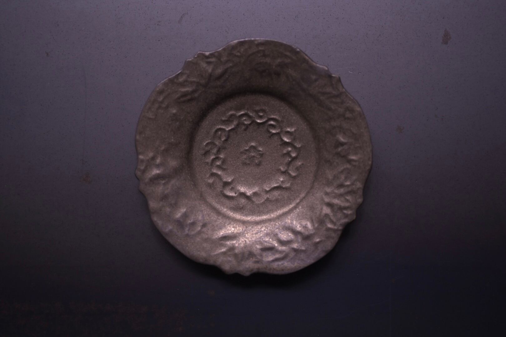 前田麻美 花唐草稜花豆皿 ブロンズ