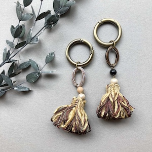 もこもこタッセルのバッグチャーム