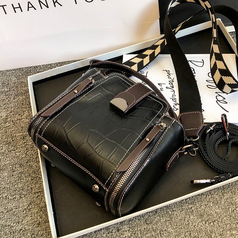 香港スタイルのレトロシングルショルダースモールバッグ女性2020人気の新しい流行のファッションワイドショルダーストラップメッセンジャーバッグネットレッドバケットバッグ Tiancai_Wing_Bag90004745735