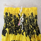 フラダンス 衣装 パウスカート イエロー系 ハイビスカス柄 モンステラ柄 ハワイアンプリント アロハ フラ ダンス レッスン 練習 シングル スカート フレア 華やか 鮮やか かわいい おしゃれ ブラック系 黄 黒 キュート ハワイ 踊り フェスティバル カジュアル シンプル 軽量 おしゃれなデザイン