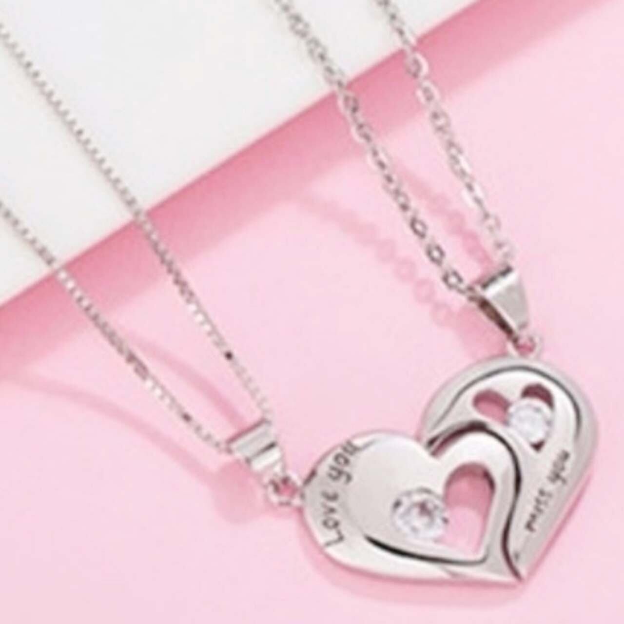 【送料無料】 ペアネックレス ハート型ペンダント スプライシング 磁気 韓国 レディース オルチャン 鎖骨 ネックレス 刻印 シルバー アクセサリー ペアペンダント 誕生日 記念日 シンプル メンズ レディース 大人 シンプル つけっぱなし ペアルック カップル プレゼント おそろい ペア 高校生 大 社会人 プレゼント ギフト かわいい 大人可愛い デイリーユース 普段使い おしゃれ オシャレ チェーン ひっつく オールシーズン キュート ラブリー 大人女子 オトナ女子