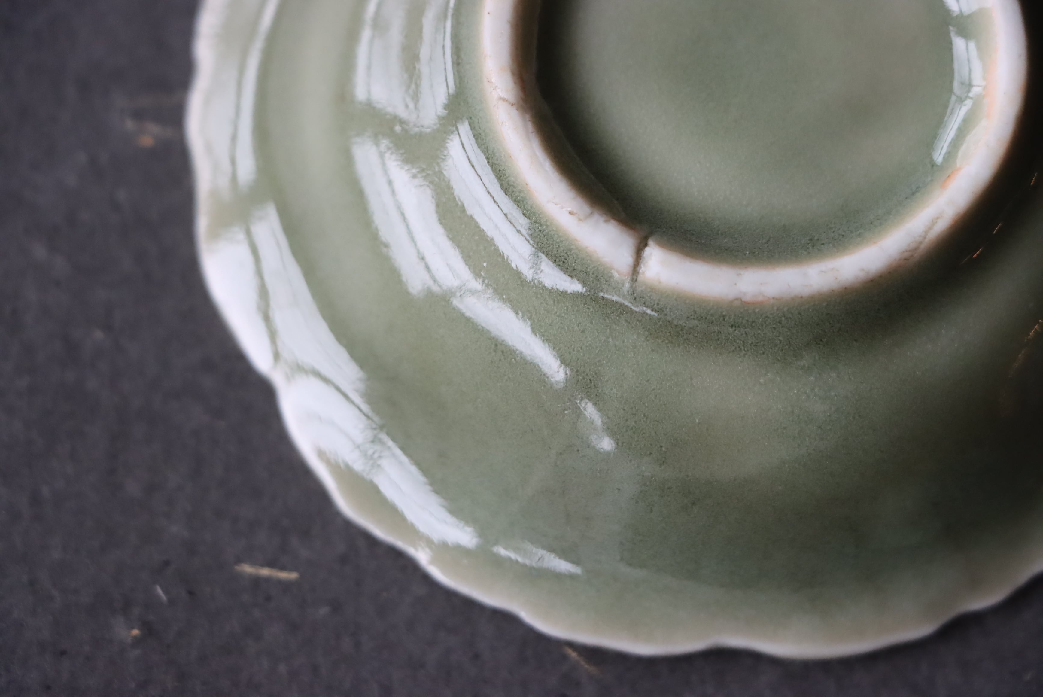 三田青磁 人物文 小皿/Celadon small plate | (有)新原美術