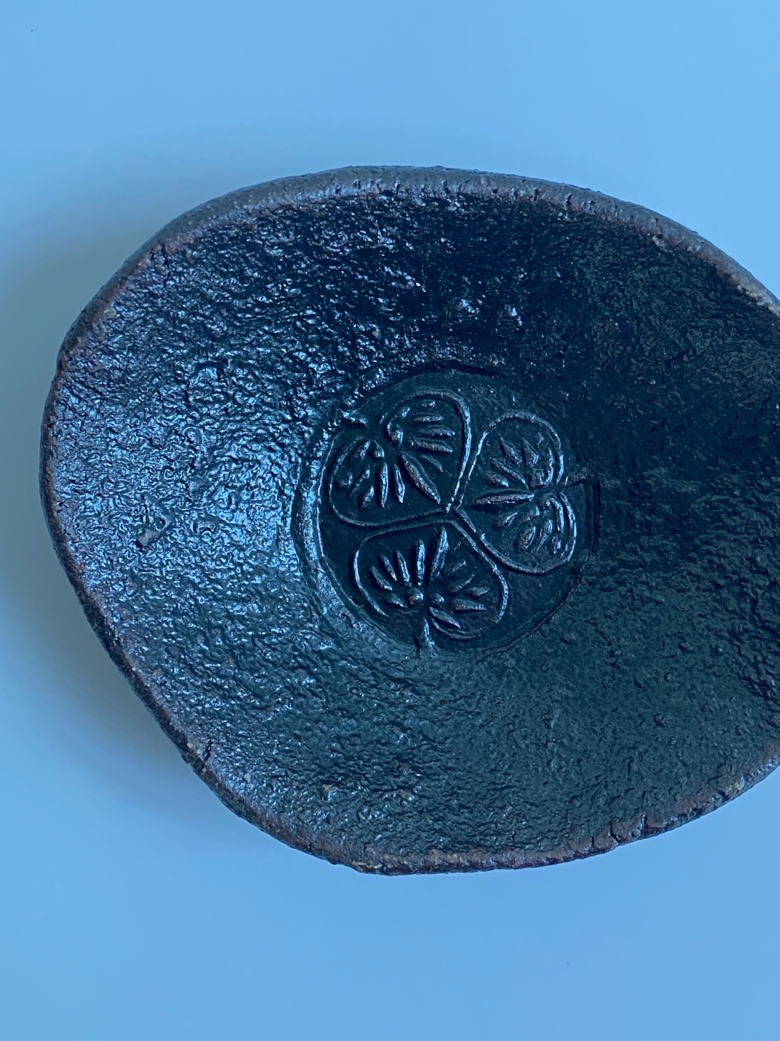 三つ葉葵紋様 陶器製皿　箱付　尾張徳川家御用窯　篠島焼　御紋付鮎皿　古美術　骨董 徳川家 三つ葉葵紋に牡丹唐草蒔絵蓋付椀 内銀張り 江戸中期頃 | 古美術