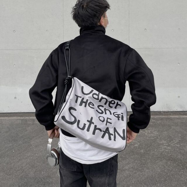 【予約販売】ショルダーバッグ シンプル ナイロン グラフィック柄 落書き風 メンズ スクエア グレー クラシカル 斜め掛け ボディバッグ シック こなれ感 お洒落 韓国 トレンド