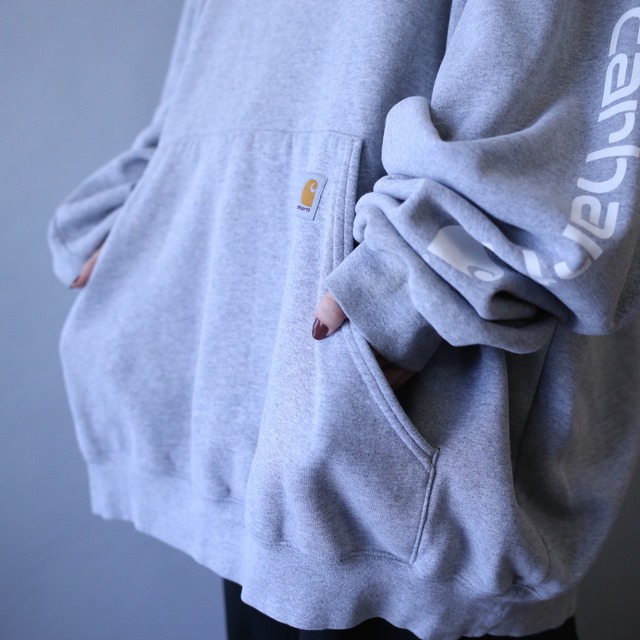 "Carhartt" sleeve logo printed super over silhouette light gray sweat parka