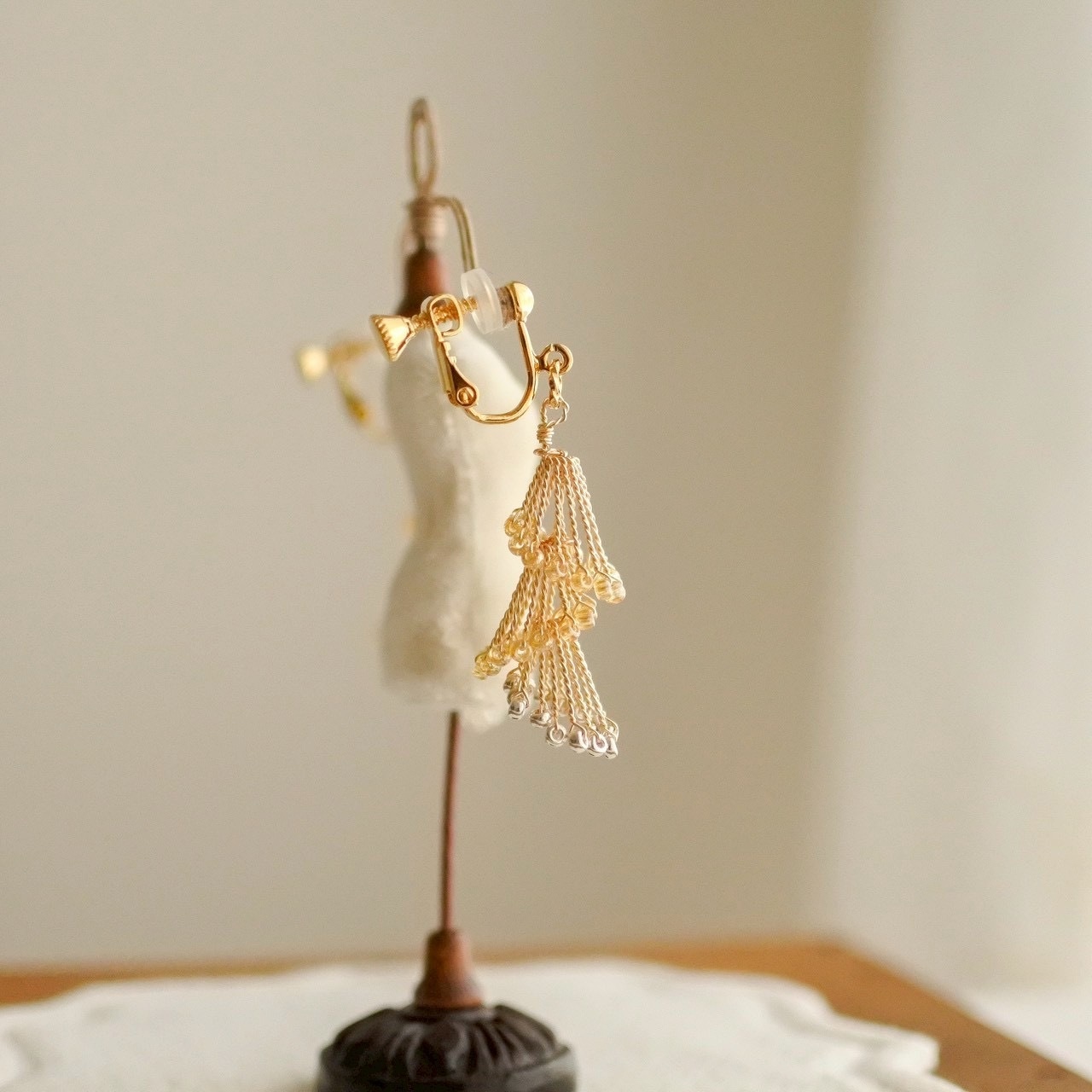 3,4月限定カラー「シャンパンゴールドシリーズ」律の風(りちのかぜ)小枝耳飾り ワイヤーアクセサリー