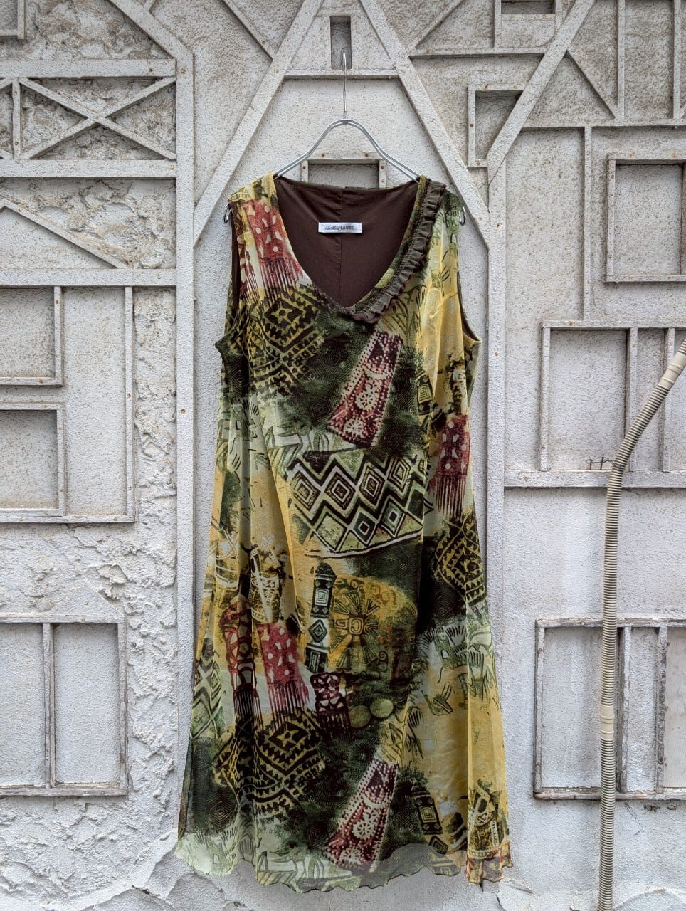 "DESIGN SLEEVELESS DRESS"