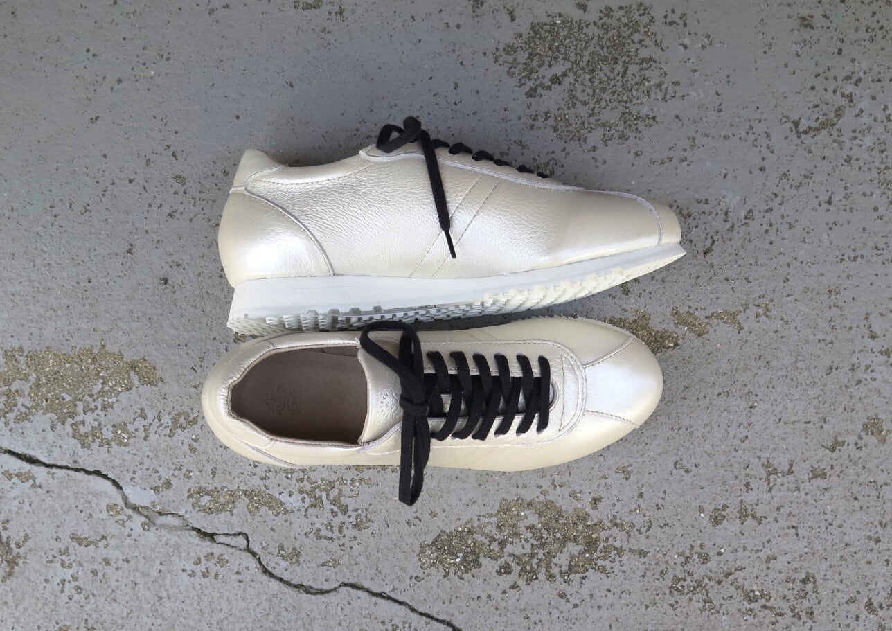 上質なパールレザー】クラシックなデザインEMAのスニーカー/メタリック